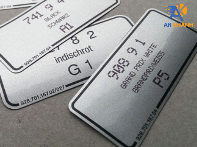 so-sanh-decal-trang-guong-va-guong-kinh-truyen-thong-inankhanh