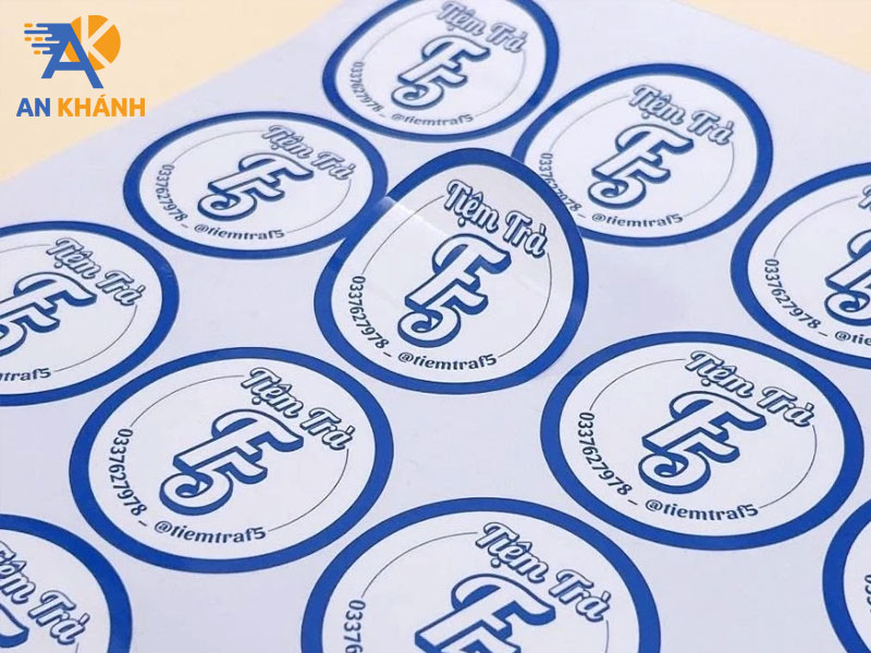 ky-thuat-dan-tem-decal-sua-chuan-de-khong-bi-bong-bong-khi-1-inankhanh